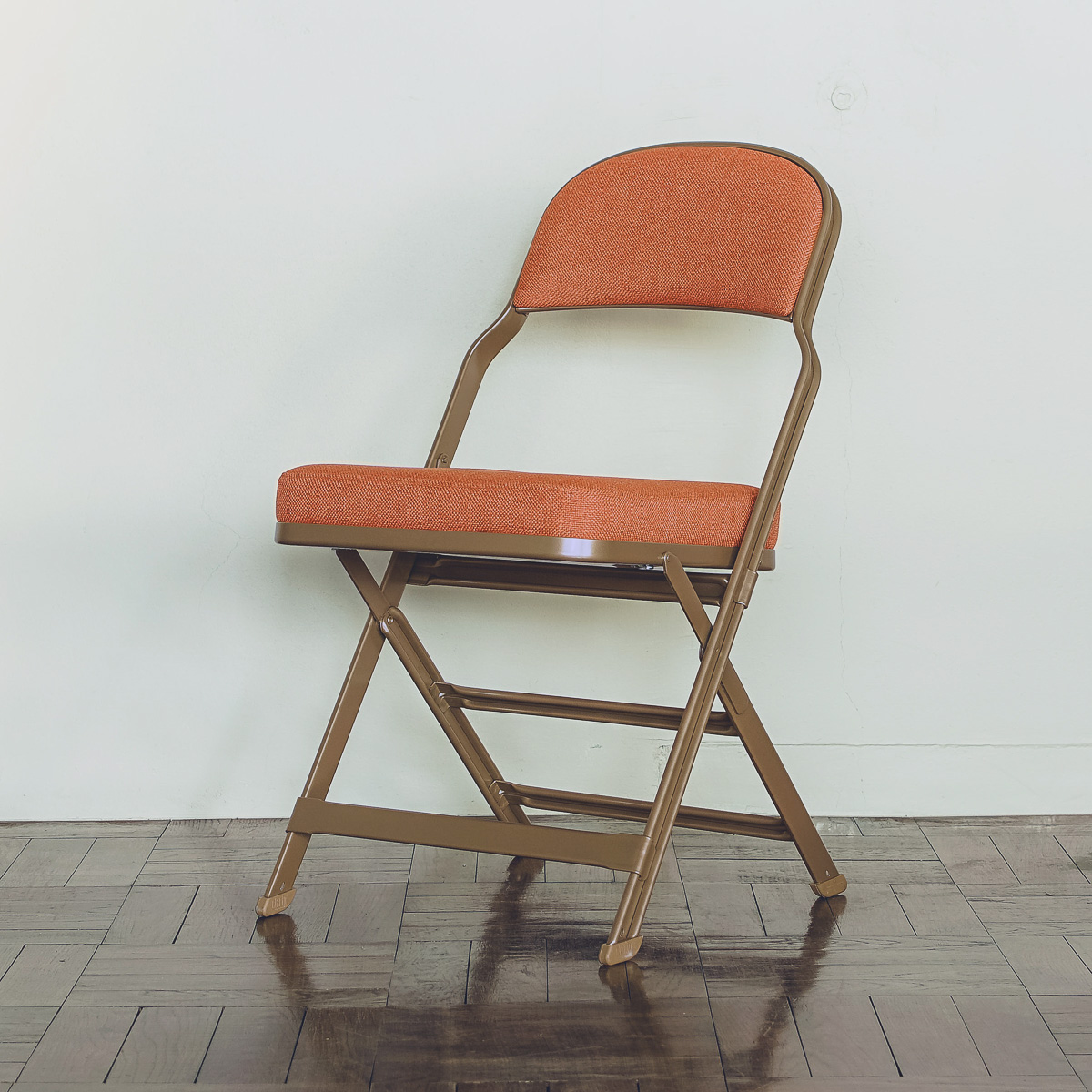 アメリカの公共施設で長年使い続けられている定番折り畳みチェア