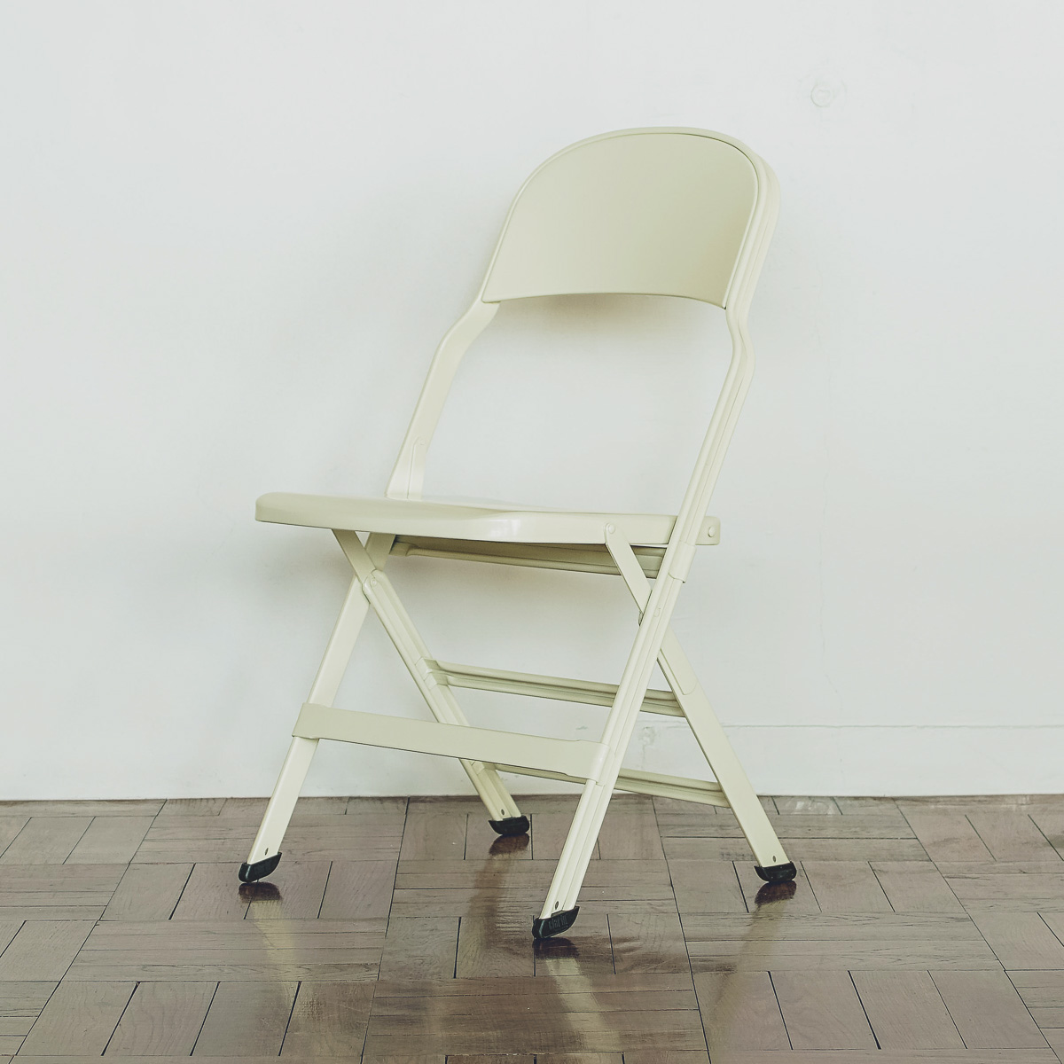 アメリカの公共施設で長年使い続けられている定番折り畳みチェア