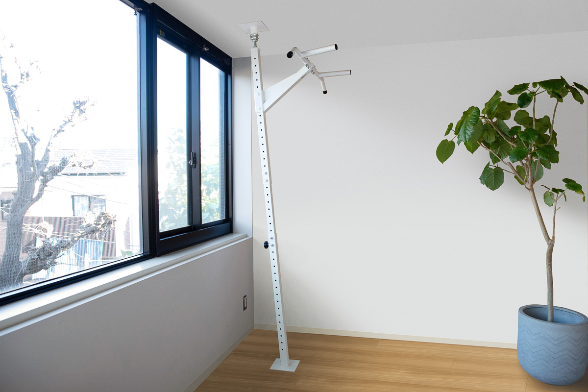 天井と床を突っ張って固定できる懸垂マシン！省スペースでデザインも