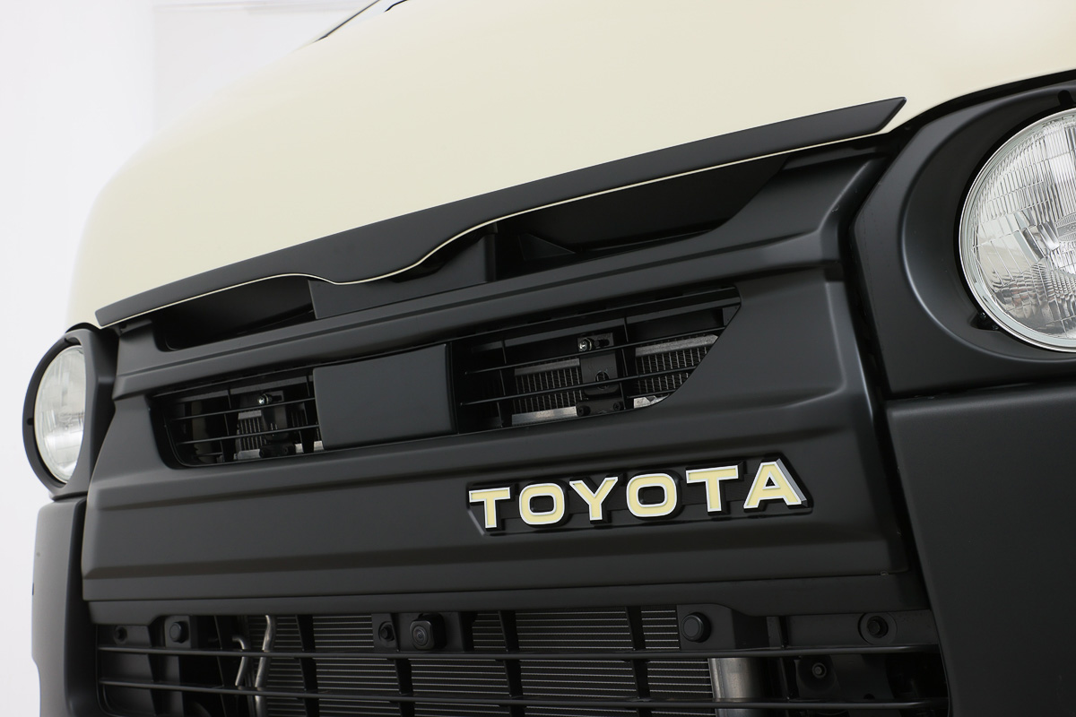 旧モデルにも対応！FLEX「Re Classic」で自分のハイエースを丸目に