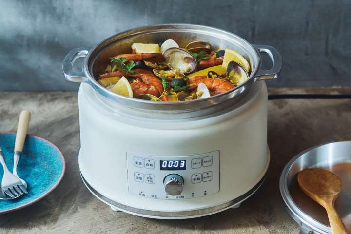 シリーズ累計1000万台を販売する「無水鍋」が電気鍋としてアップデート