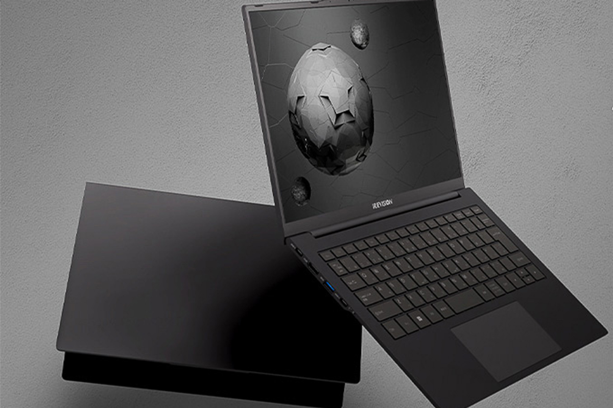 薄型、軽量、堅牢。オールブラックのクールな14.1インチノートPCが気に