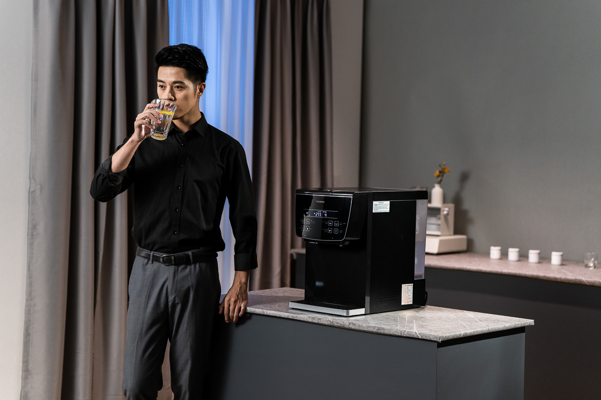 水道水を浄水して利用する卓上ウォーターサーバーで毎月のコストを削減