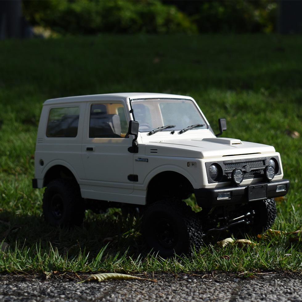 歴代ジムニーで屈指の人気「JA11」1/10ラジコンにホワイトが追加！届い