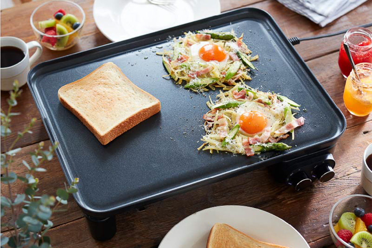 フィルムヒーターでムラなく焼けるホットプレートは左右で温度変更可