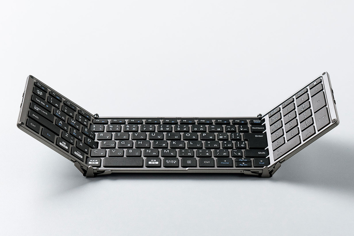 三つ折りできるキーボード。スマホやタブレットと一緒に持ってると長文