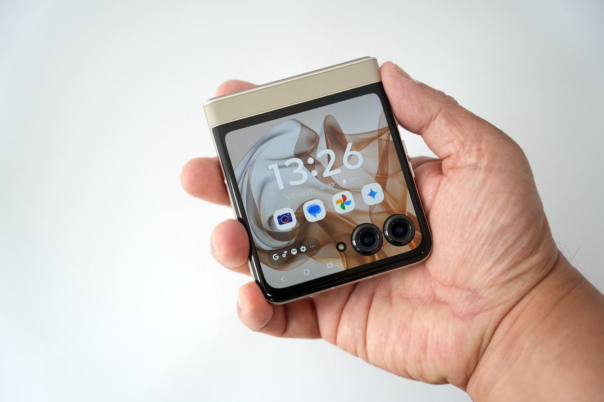 そろそろ買い!? 折りたたんだままで何でもできる「motorola razr 50