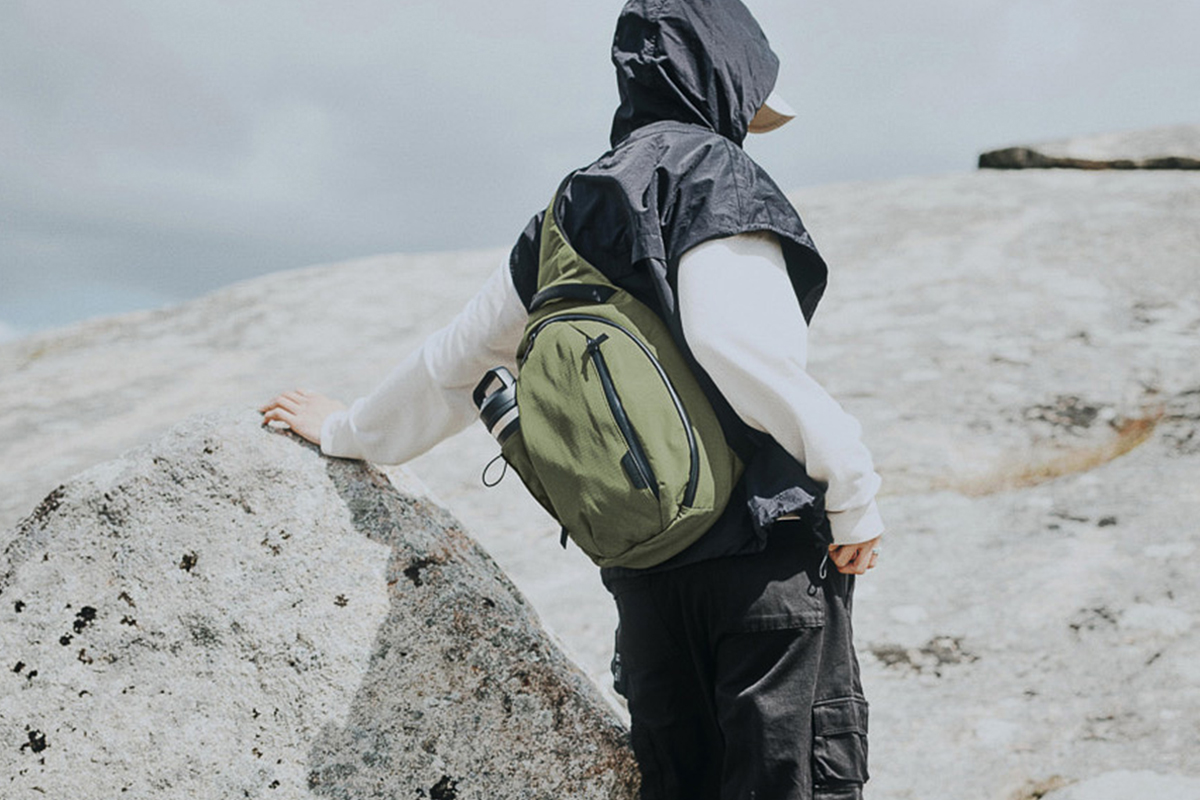 右利き・左利き」どちらもOK！ ALPAKAの多機能ボディバッグは11インチ