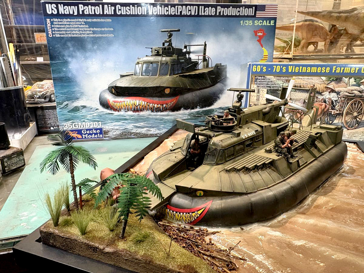 牛と格闘する兵士フィギュアを配置してPACVジオラマ完成！【達人の