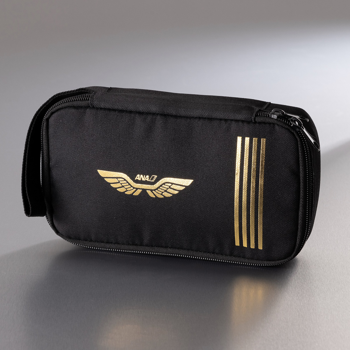 現行ANAパイロットの制服に付いたウイングマーク付き！整理上手なANA