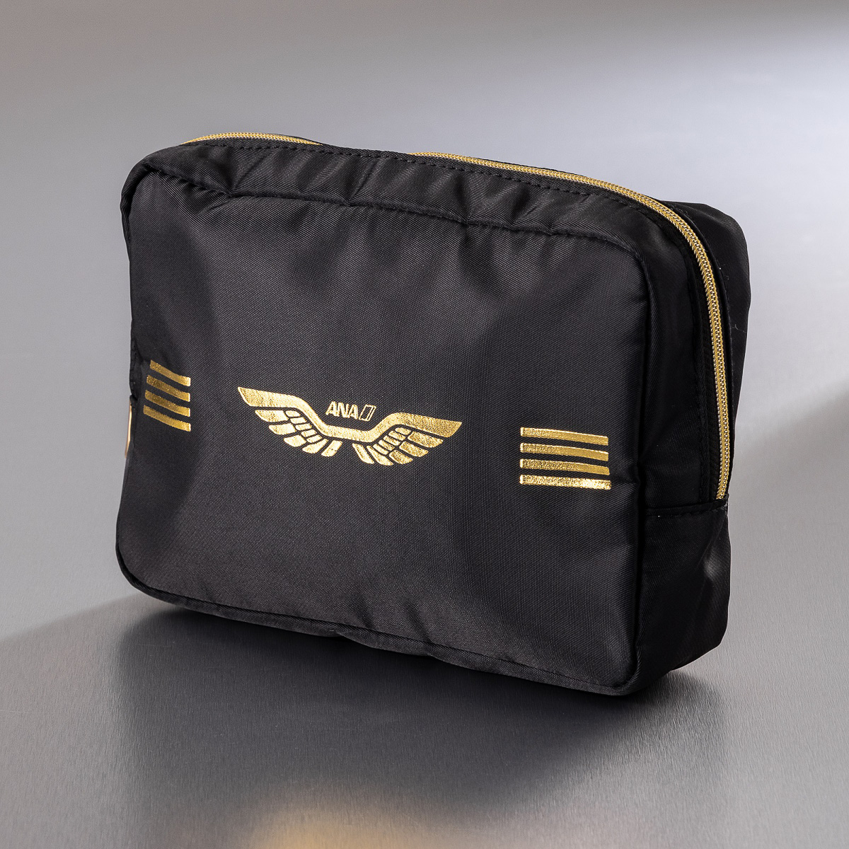 現行ANAパイロットの制服に付いたウイングマーク付き！整理上手なANA