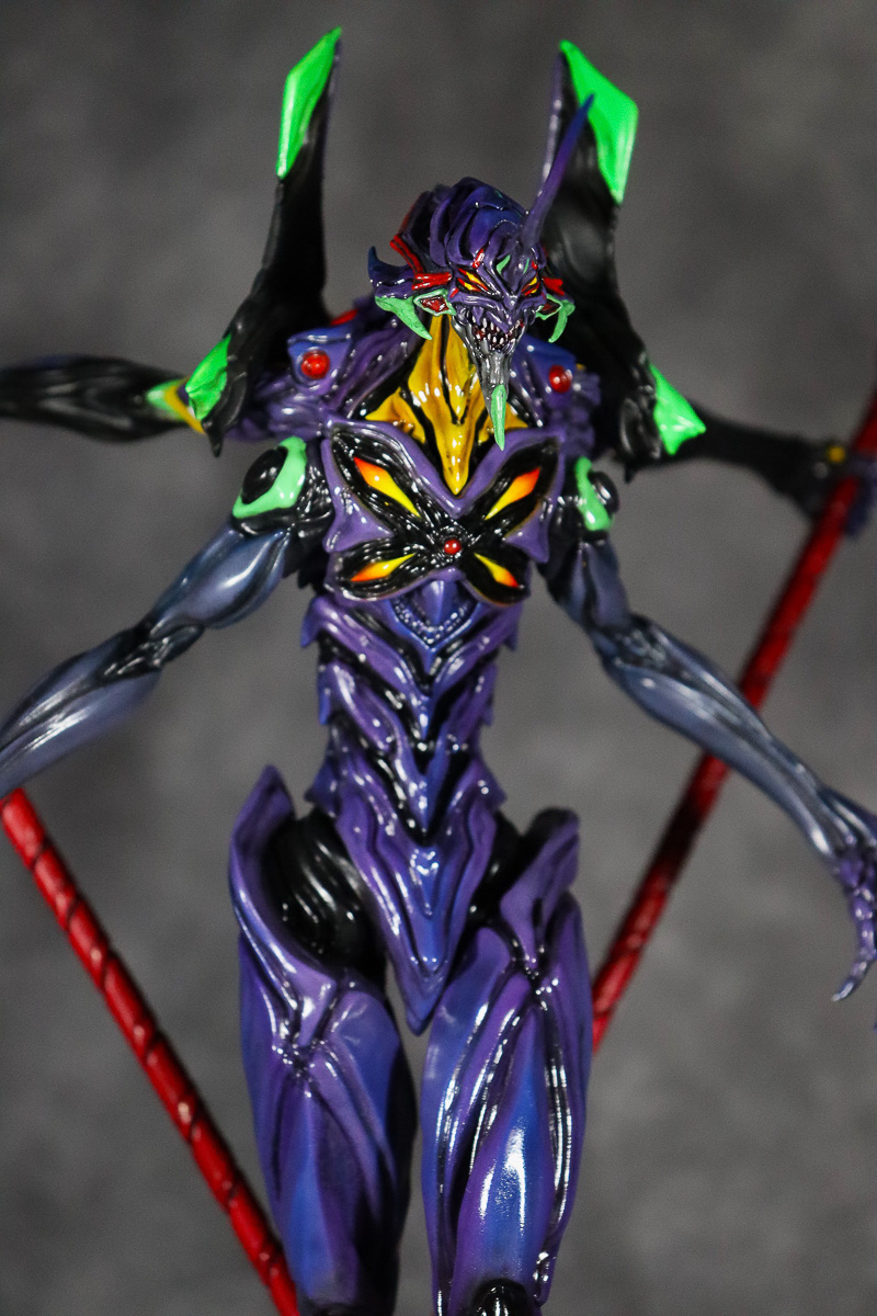 腕はマグネットで付け替え可。「エヴァ13号機」を完全新規造形で迫力の