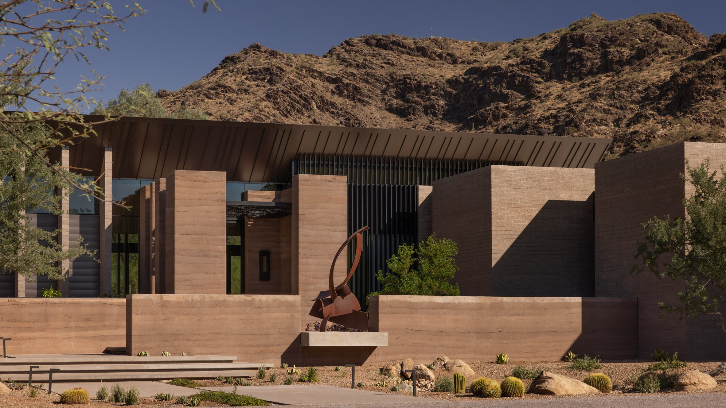 Rammed earth adds natural quality to Arizona home