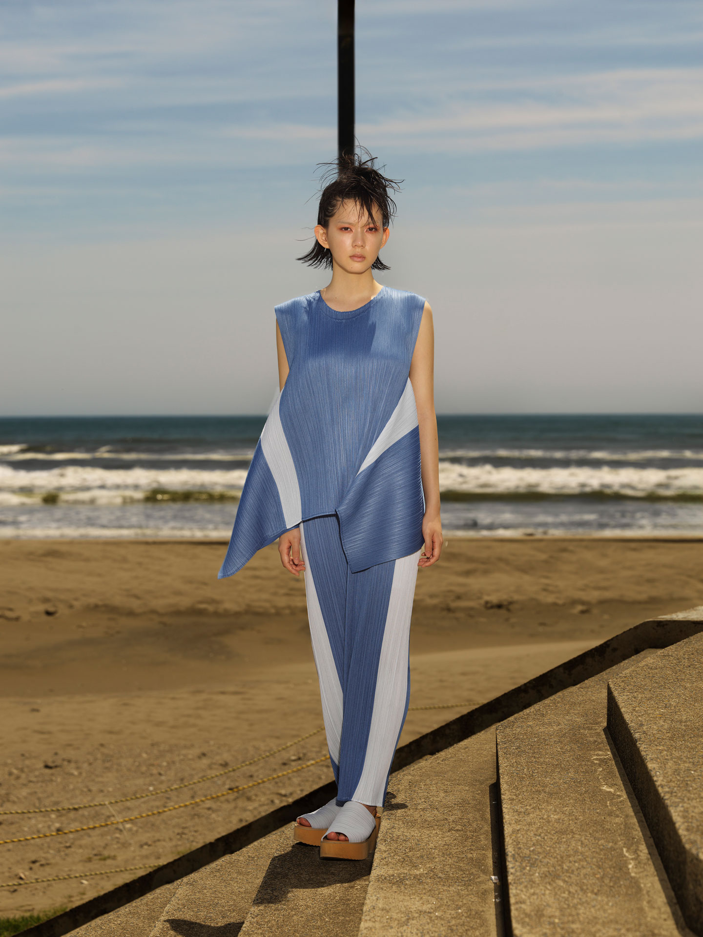 潮の香りと海のエネルギーに包まれて。中島セナがプリーツ プリーズ