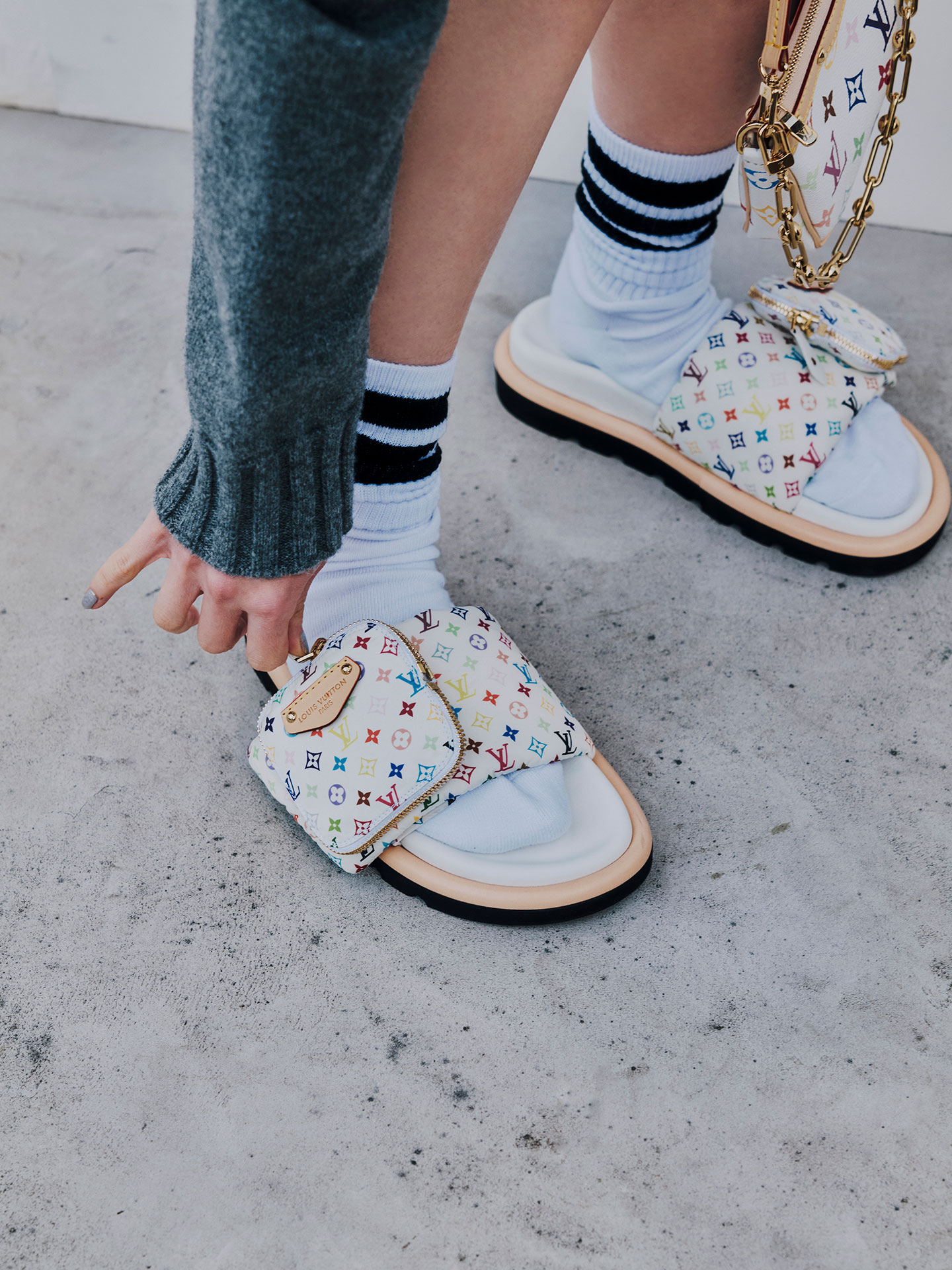 鮮烈な存在感。穂志もえかが魅せる｢ルイ・ヴィトン × 村上隆