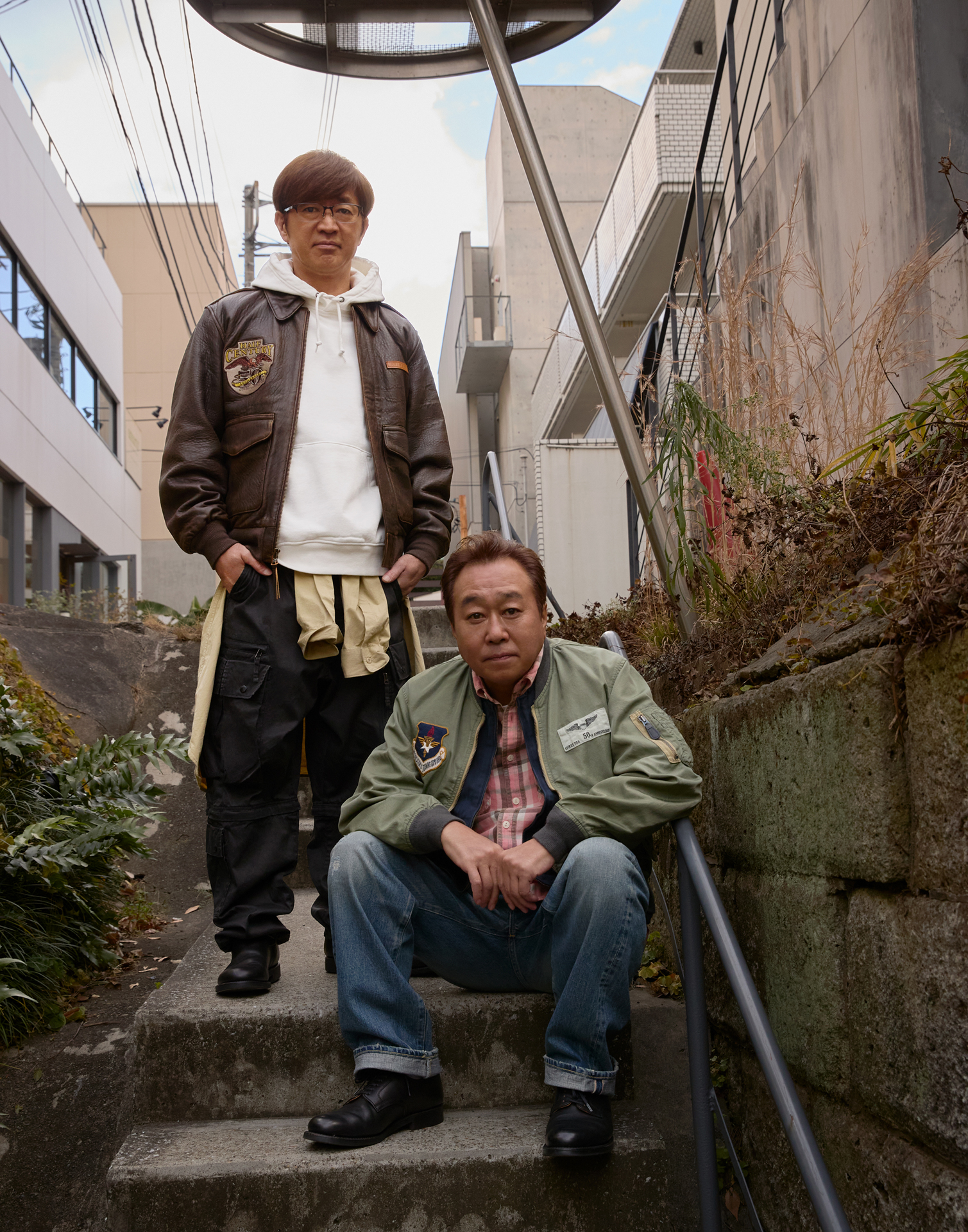 時を経ても色褪せないもの。さまぁ〜ずが着こなすアヴィレックス