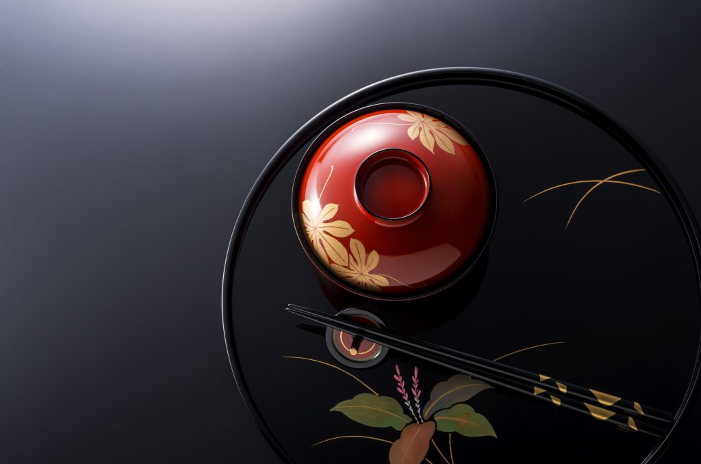 モリシゲ/MORISHIGE の人気の秘密を探る。香川の漆家具の老舗の深みを