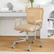 コンパクトなオフィスチェア(幅62cm) ミドルバックのパソコンチェア