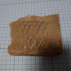 もしかすると貴重な、古い瓦の破片 - メルカリ