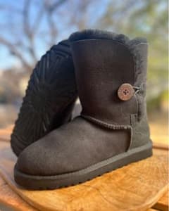 UGG ブラック ムートンブーツ 25cm Uベイリーボタン BLACK - メルカリ
