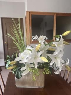 エミリオロバ ユリのフラワーアレンジメント - メルカリ