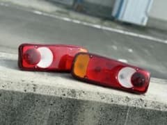 UDトラック（クオン）純正テールランプ左右セット - メルカリ