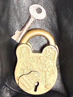 希少ベアパドロック保存状態最高 古い真鍮製のアンティークくま型