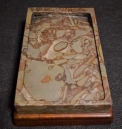 豆斑玉石の古硯 清代】◇茶紫の豆斑美石◇珍品◇黄楊木の天地蓋◇七吋