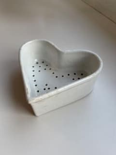 クレイユエモントローハート型フェセル 陶器フロマージュ容器 - メルカリ