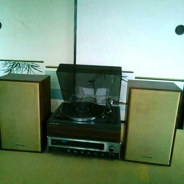 昭和40年代物のレコード針ステレオコンポです。 針を落とすとレコードが回って音楽が流れ出すBluetoothスピーカー