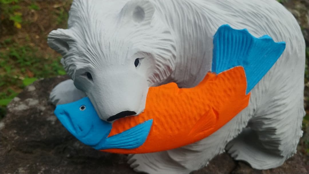 木彫り熊の置物（大きめ）シロクマアレンジ（33☓19.5☓23cm、2.3kg）