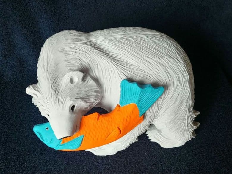 木彫り熊の置物（大きめ）シロクマアレンジ（33☓19.5☓23cm、2.3kg）