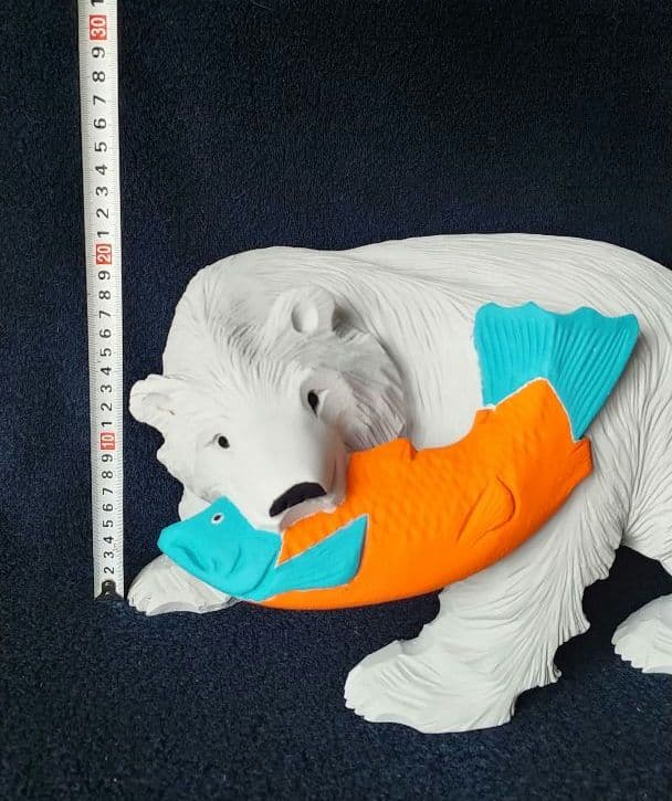 木彫り熊の置物（大きめ）シロクマアレンジ（33☓19.5☓23cm、2.3kg）