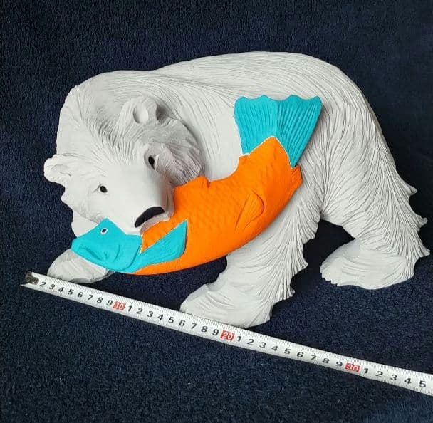木彫り熊の置物（大きめ）シロクマアレンジ（33☓19.5☓23cm、2.3kg）