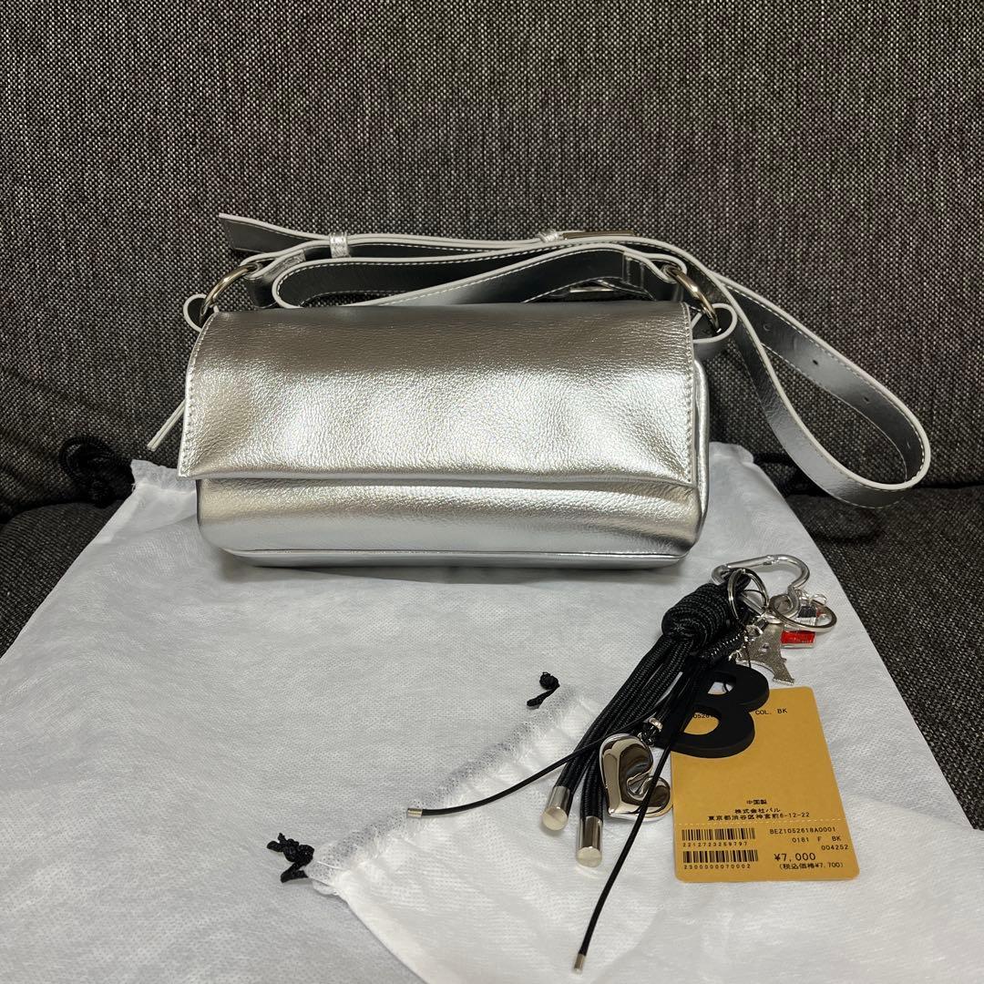 ビアズリー シルバーショルダーバッグ ミニレザーバック チャーム付き