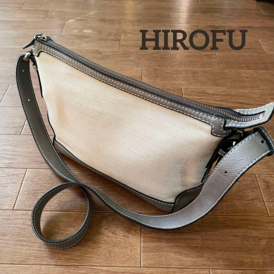 ヒロフ ショルダーバッグ Hロゴ シボ革 キャンバス 斜め掛け グレージュ