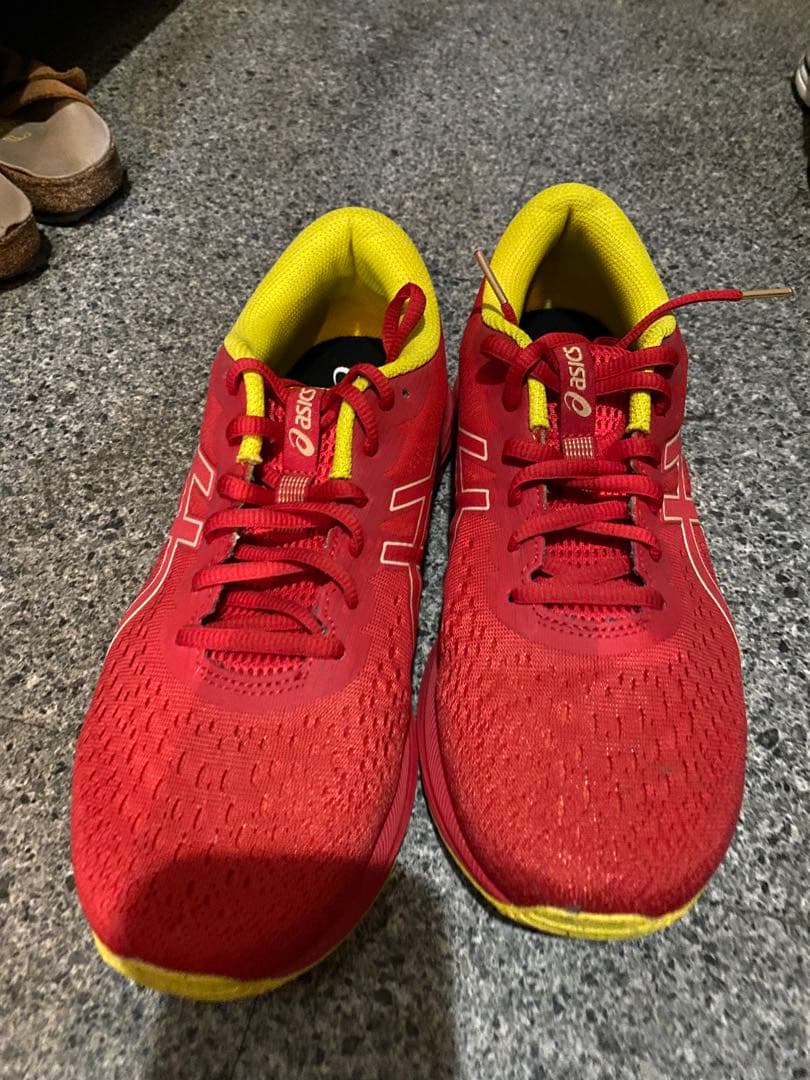 ASICS ランニングシューズ 26.5cm レッド/イエロー - メルカリ