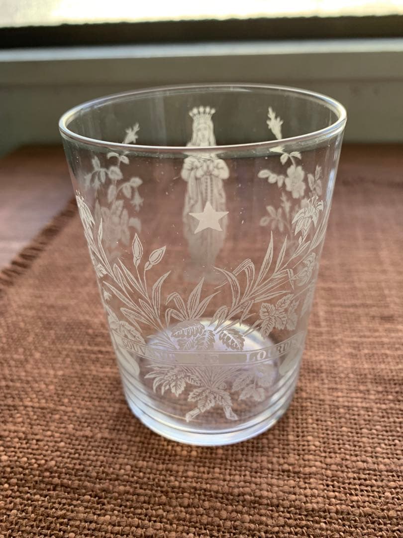 フランスアンティーク レアなマリア様が美しくカットされた素敵なグラス2個