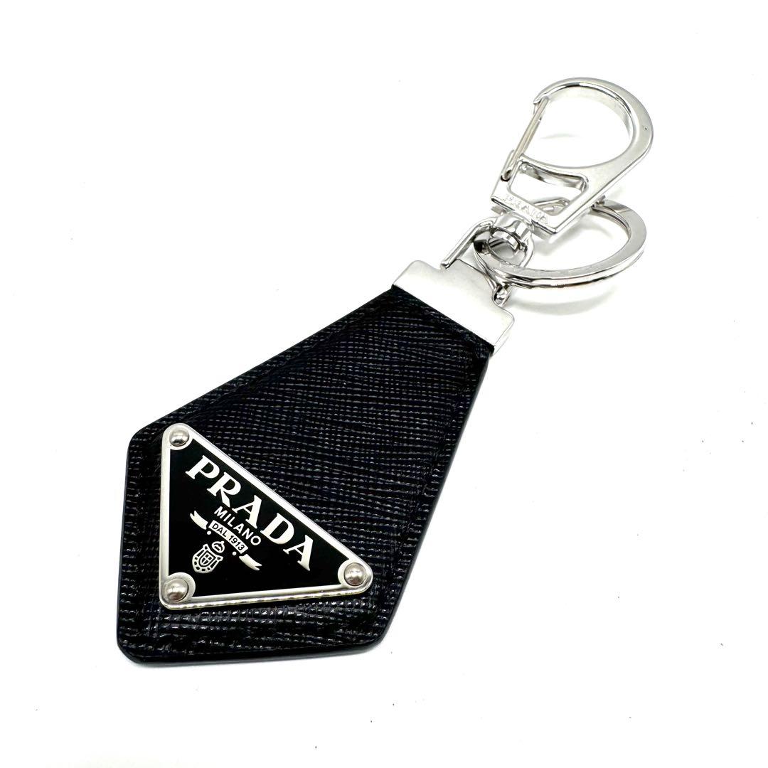 【未使用級美品✨】プラダ　キーリング　三角プレート　サフィアーノレザー　NERO 未使用級美品✨】プラダ キーリング 三角プレート サフィアーノレザー