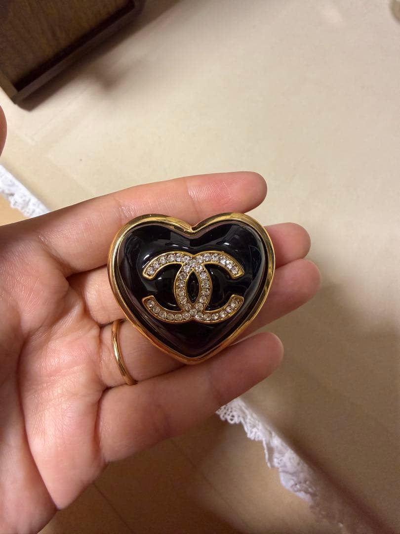CHANEL ハート型ブローチ - メルカリ