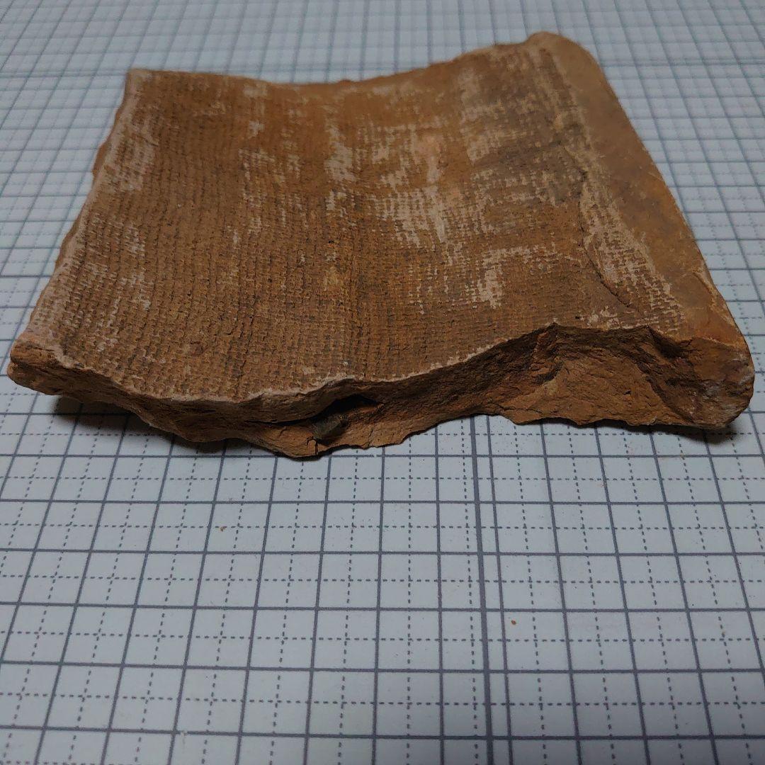 もしかすると貴重な、古い瓦の破片 - メルカリ