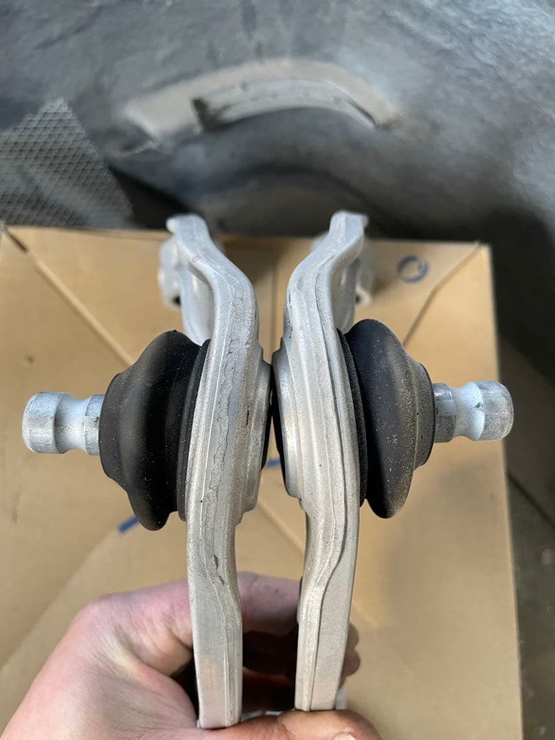 v36スカイライン 純正フロントアッパーアーム セダン用 - メルカリ