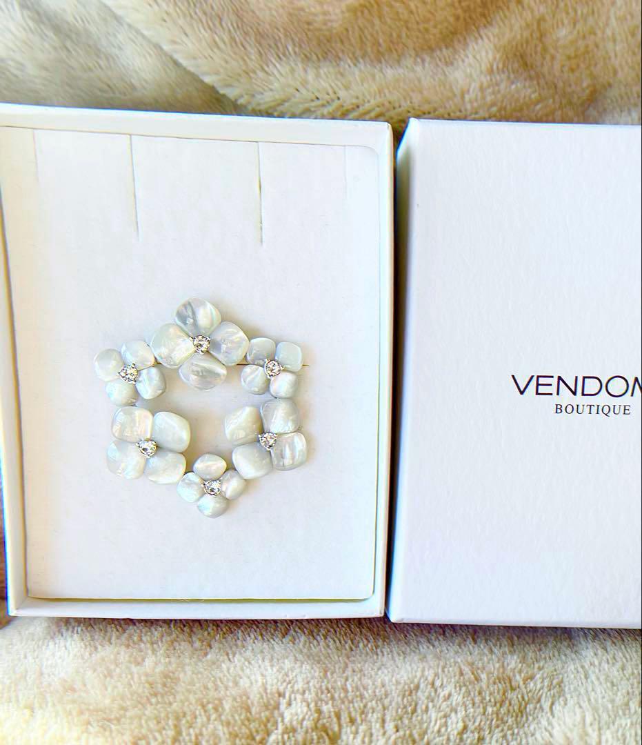 ヴァンドームブティック シェルフラワー リースブローチ 希少 廃盤品