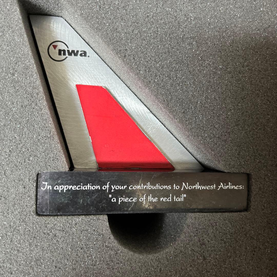 ノースウエスト航空 ジャンボ機の尾翼部分の置物 - メルカリ