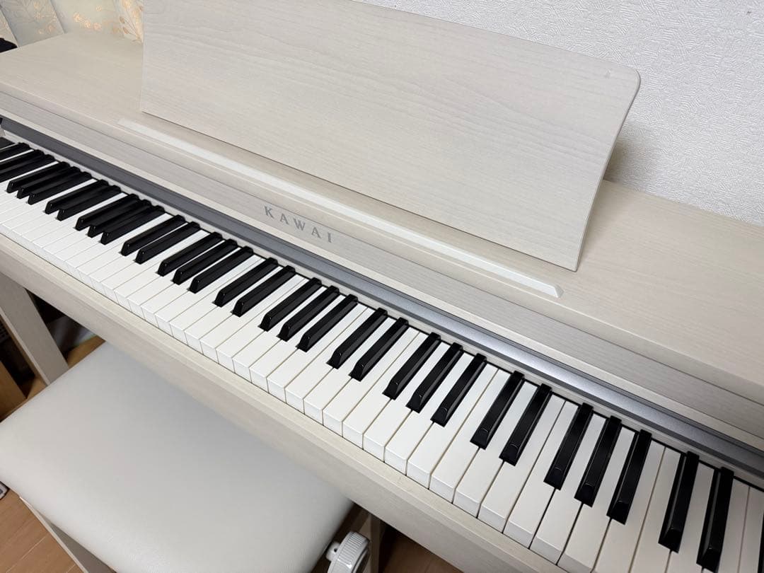 KAWAI ホワイト電子ピアノ 88鍵 椅子付き - メルカリ