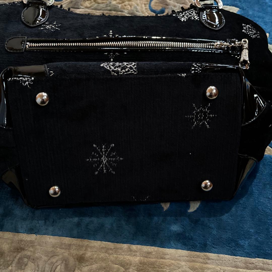 Think Bee! 雪の結晶刺繍の黒いベロアバック （アナと雪の女王シリーズ）