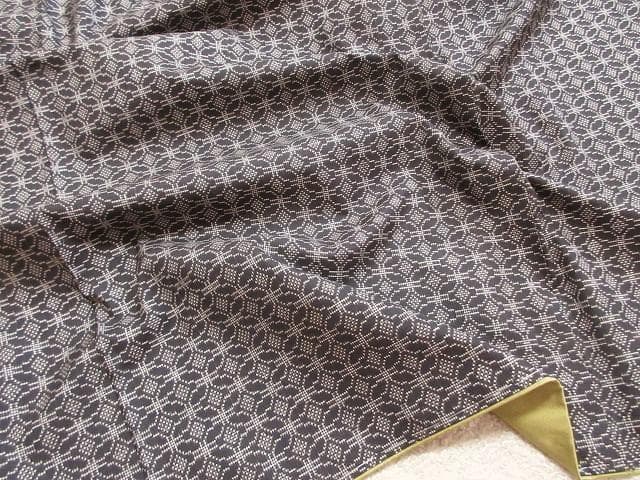 本場泥大島紬証明書：美品：七宝つなぎ模様：こげ茶：袷着物：しつけ糸