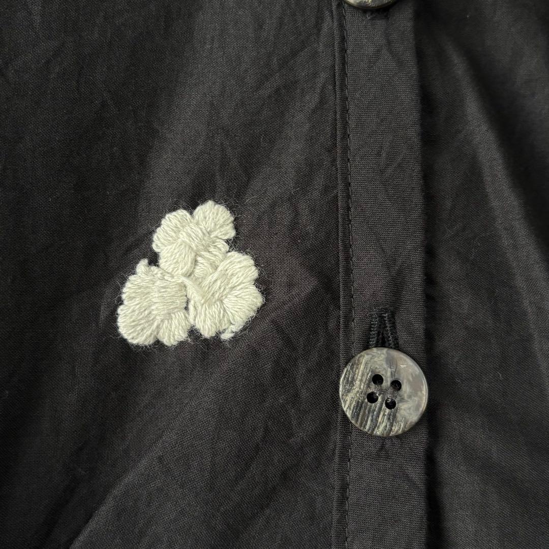 慈雨 ジウ 刺繍デザインカラーブラウス 変形ヘムライン 黒 40