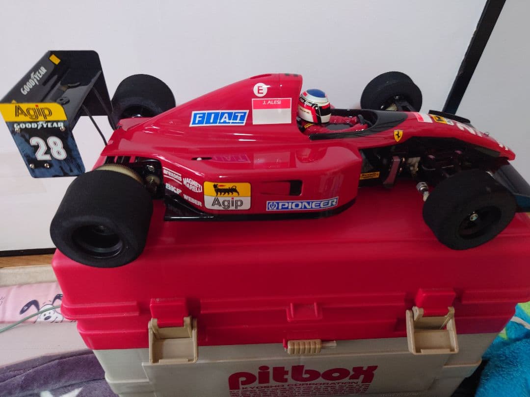ＲＣフェラーリ Ｆ１８７＋京商PIT BOX(部品、タイヤ６セット) ピットボックス (60th Anniversary) 80461R2 | 京商 | RC | Radio