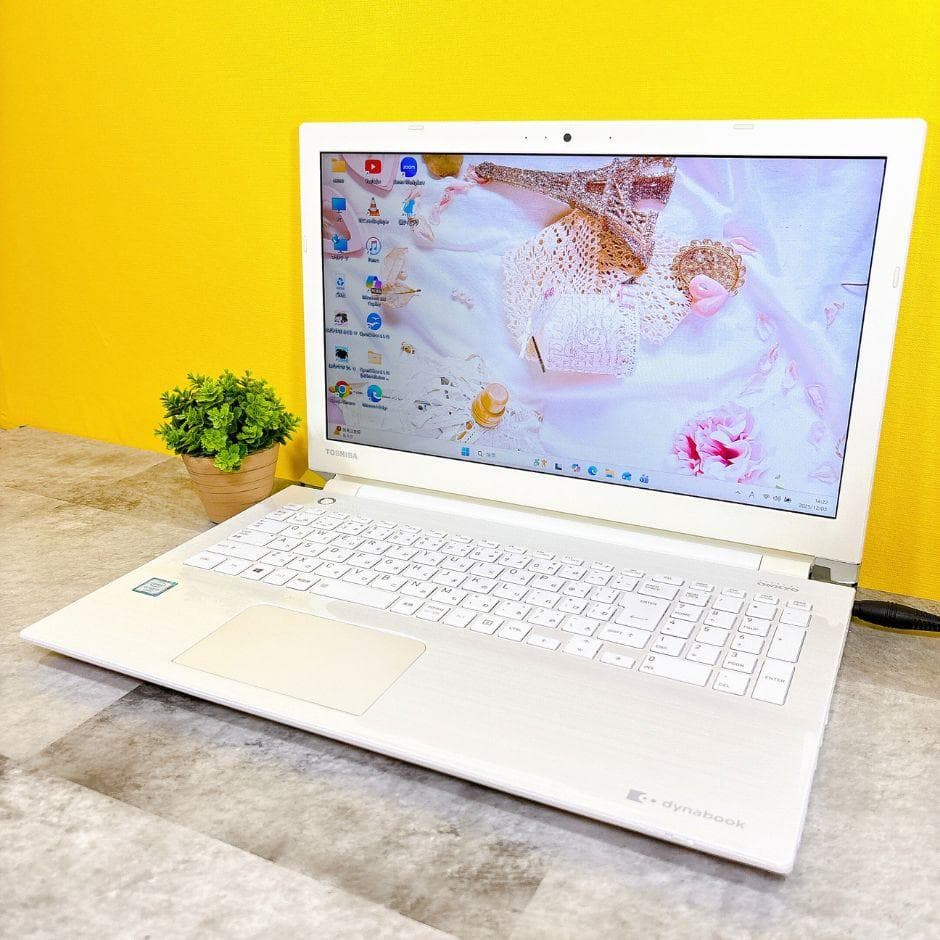 おしゃれホワイト❣新品SSDで快適✨薄型ノートパソコン カメラ